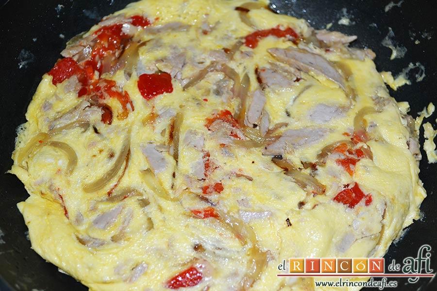 Tortilla de atún, dejar que cuaje la tortilla al gusto y dar la vuelta