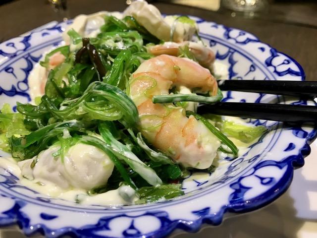 Algas, langostinos y vieras con una ligera salsa de estilo mayonesa