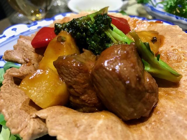 Cesta de Solomillo de Buey salteado con piña