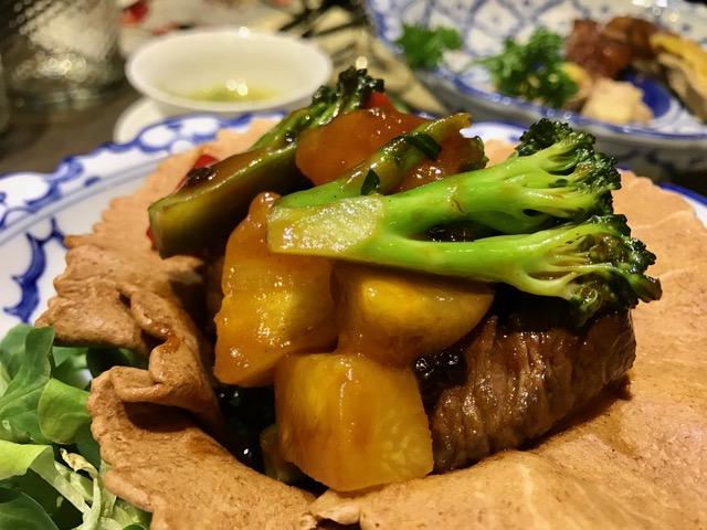 Cesta de Solomillo de Buey con piña y verduritas