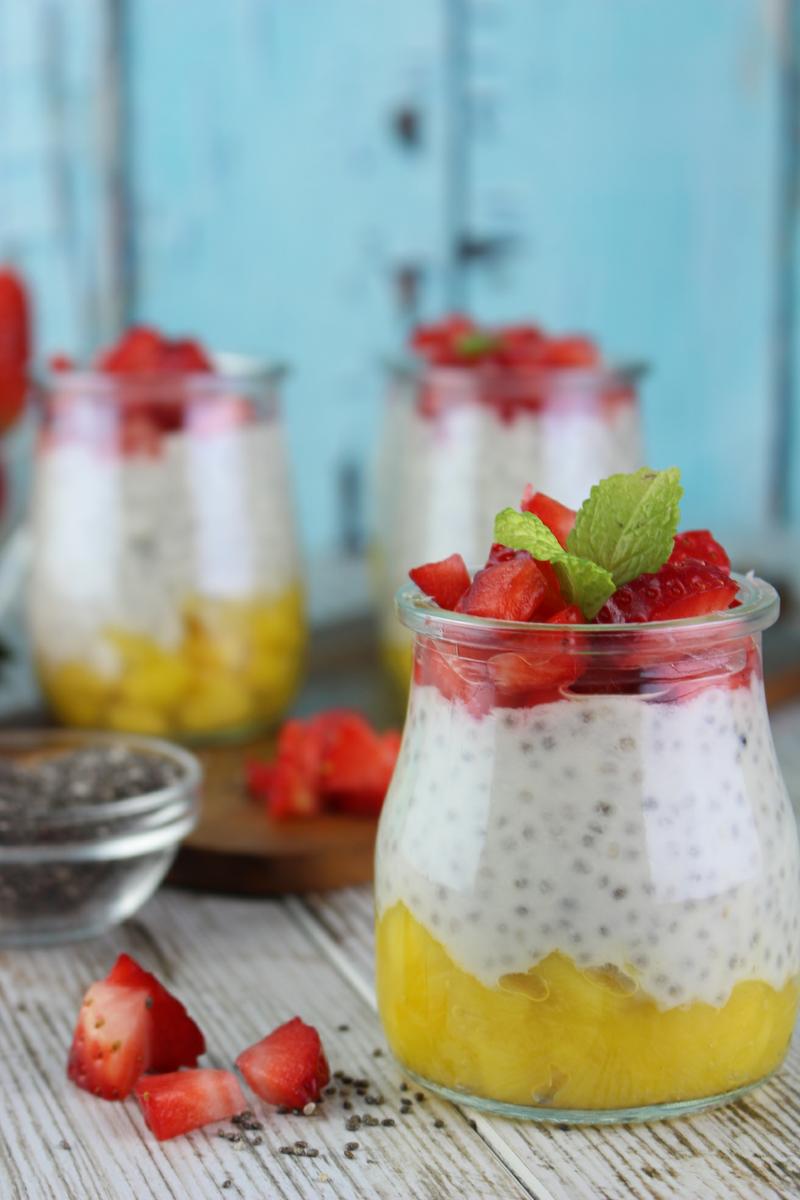 Pudding de chía con yogur sin lactosa, fresas y mango