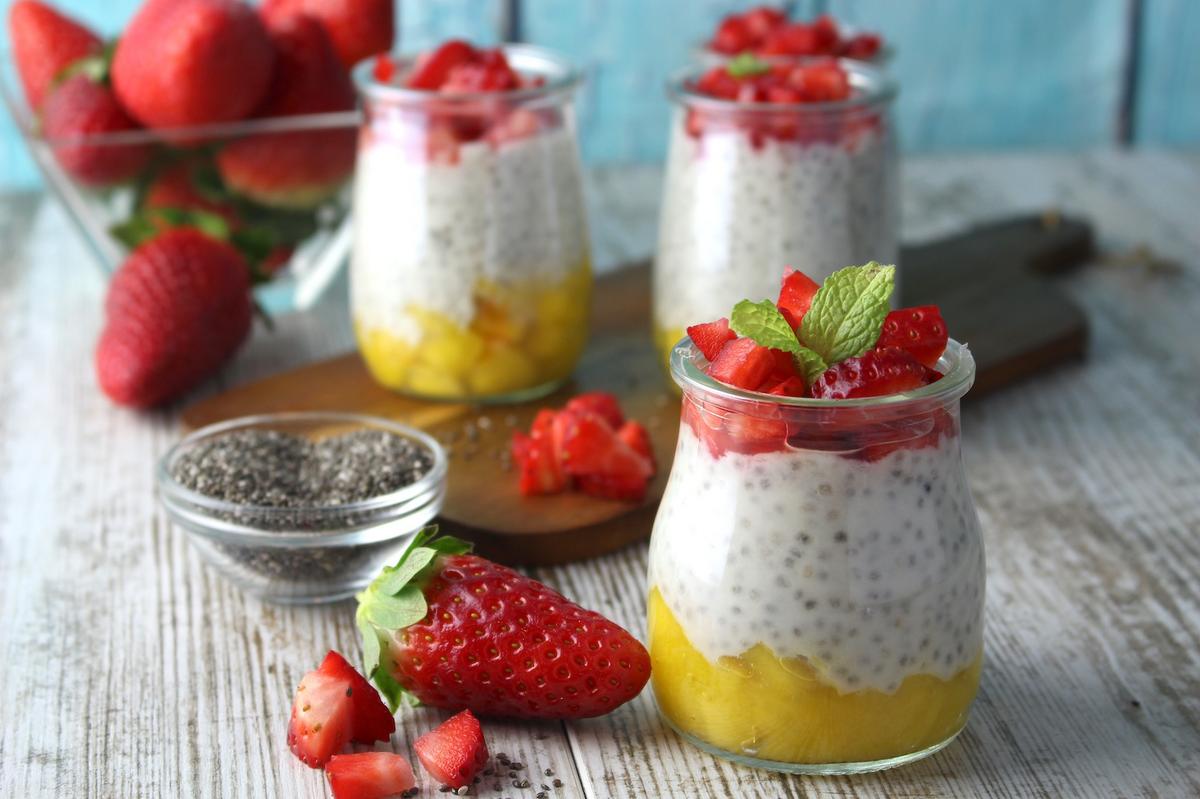 Pudding de chía con yogur sin lactosa, fresas y mango