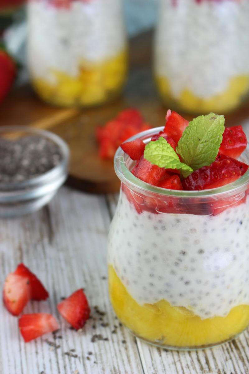Pudding de chía con yogur sin lactosa, fresas y mango