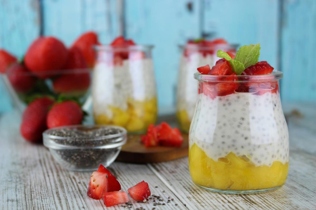 Pudding de chía con yogur sin lactosa, fresas y mango