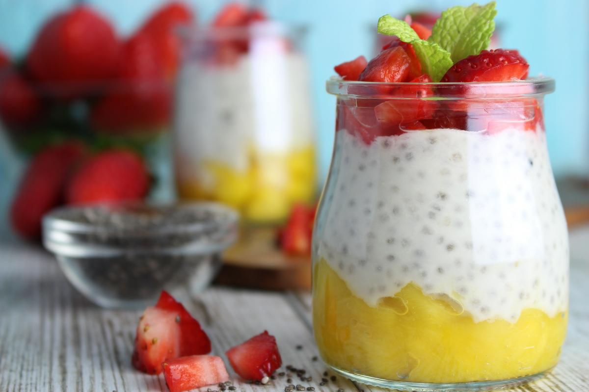 Pudding de chía con yogur sin lactosa, fresas y mango