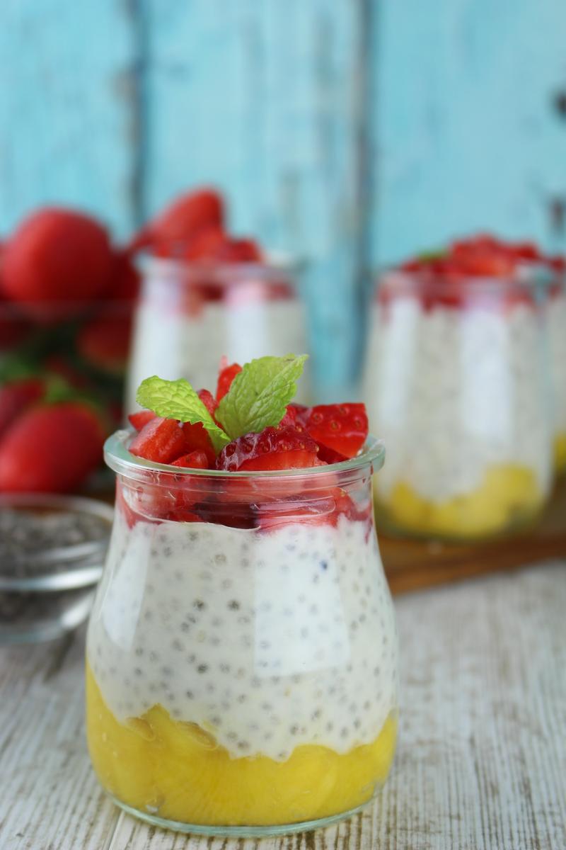 Pudding de chía con yogur sin lactosa, fresas y mango
