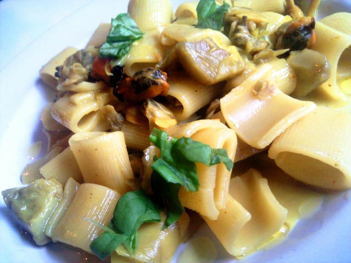 Pasta con alcachofas y mejillones - Paccheri con carciofi e cozze - Mussels and artichoke pasta recipe