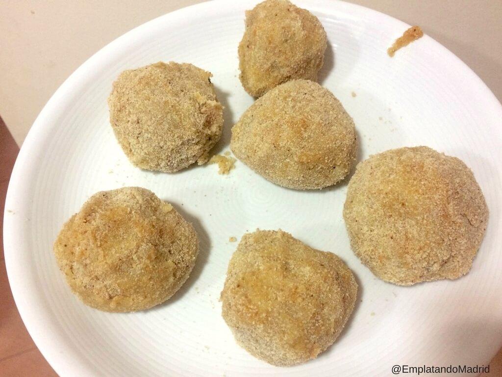 Formamos las bombas y las pasamos por la cadena de rebozado