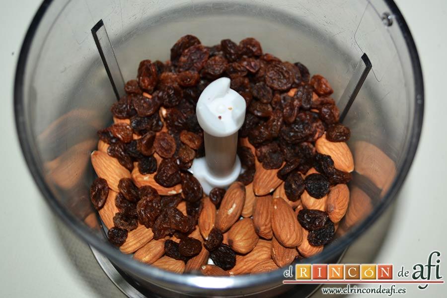 Caracolas de canela, en un vaso triturador ponemos las almendras y las pasas