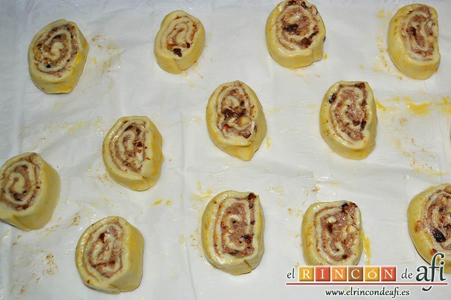 Caracolas de canela, cortar con un cuchillo afilado y poner las rodajas boca abajo