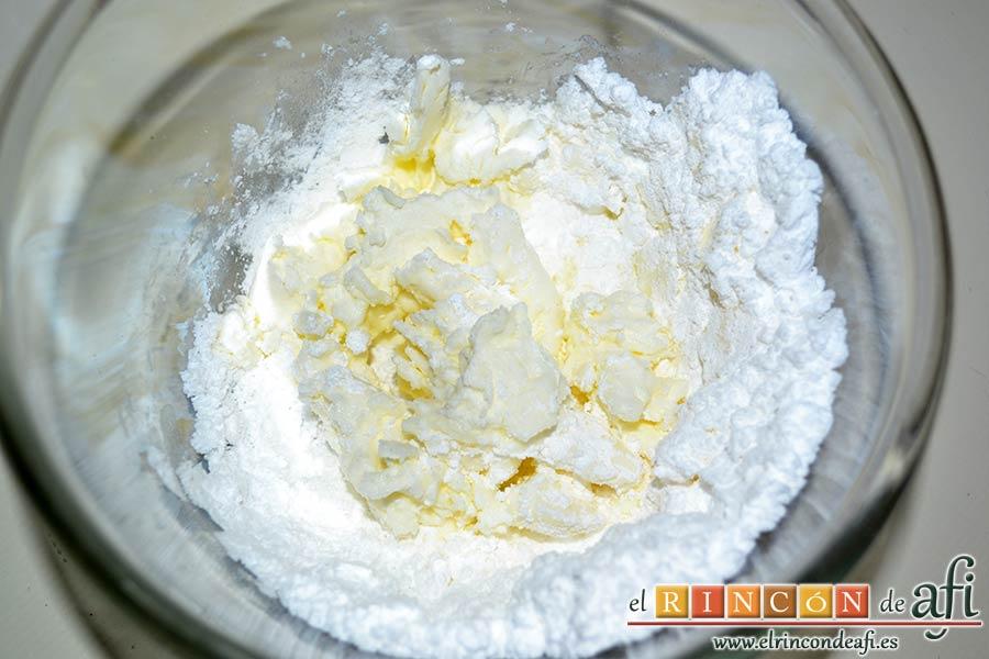 Caracolas de canela, poner el queso en un bol y añadir el azúcar glass