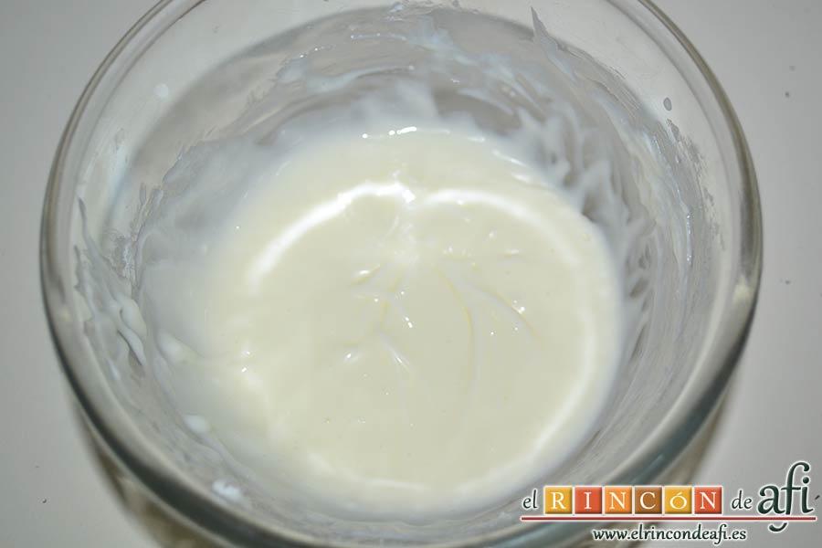 Caracolas de canela, añadir la leche poco a poco y mezclar bien para obtener el frosting