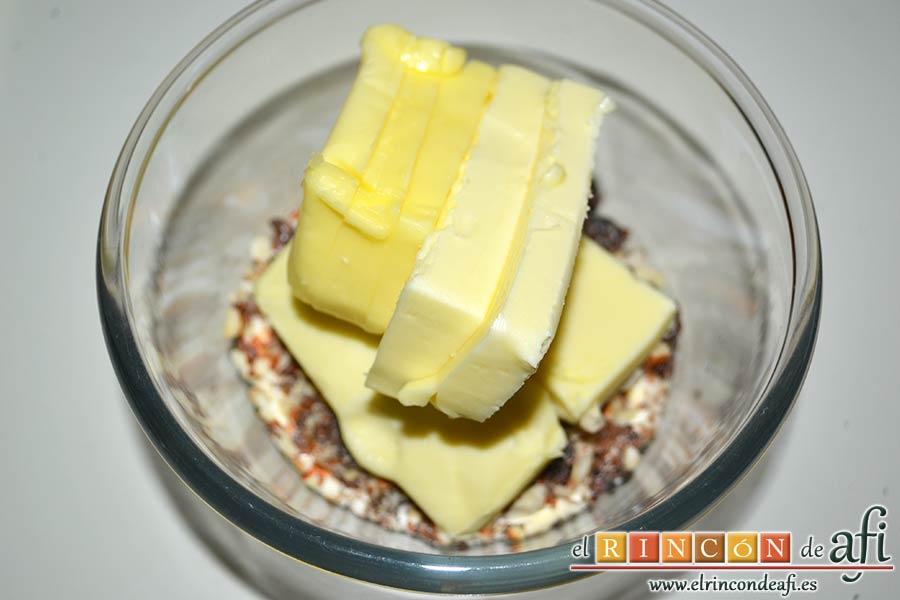 Caracolas de canela, añadir la mantequilla en pomada