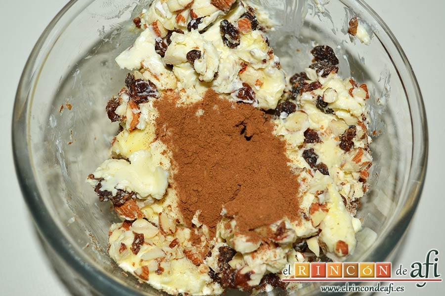 Caracolas de canela, mezclar bien con un tenedor y añadir la canela