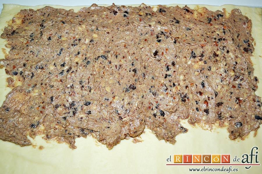 Caracolas de canela, estirar la masa quebrada y poner sobre ella el relleno