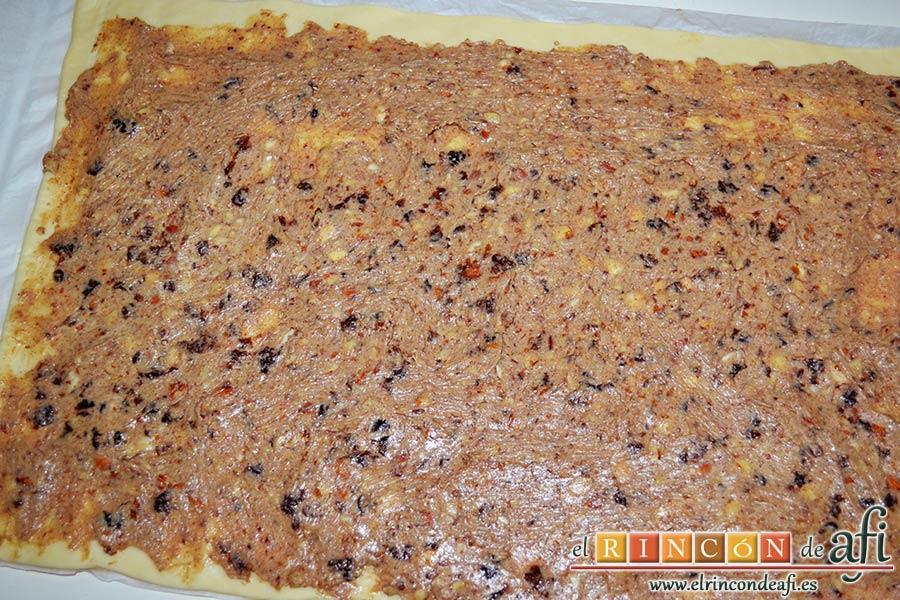 Caracolas de canela, estirar bien dejando un filo sin relleno