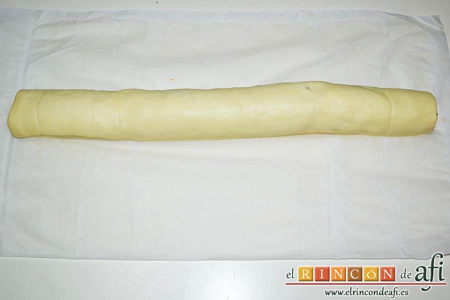 Caracolas de canela, terminamos de enrollar, dejando el filo sin relleno boca abajo