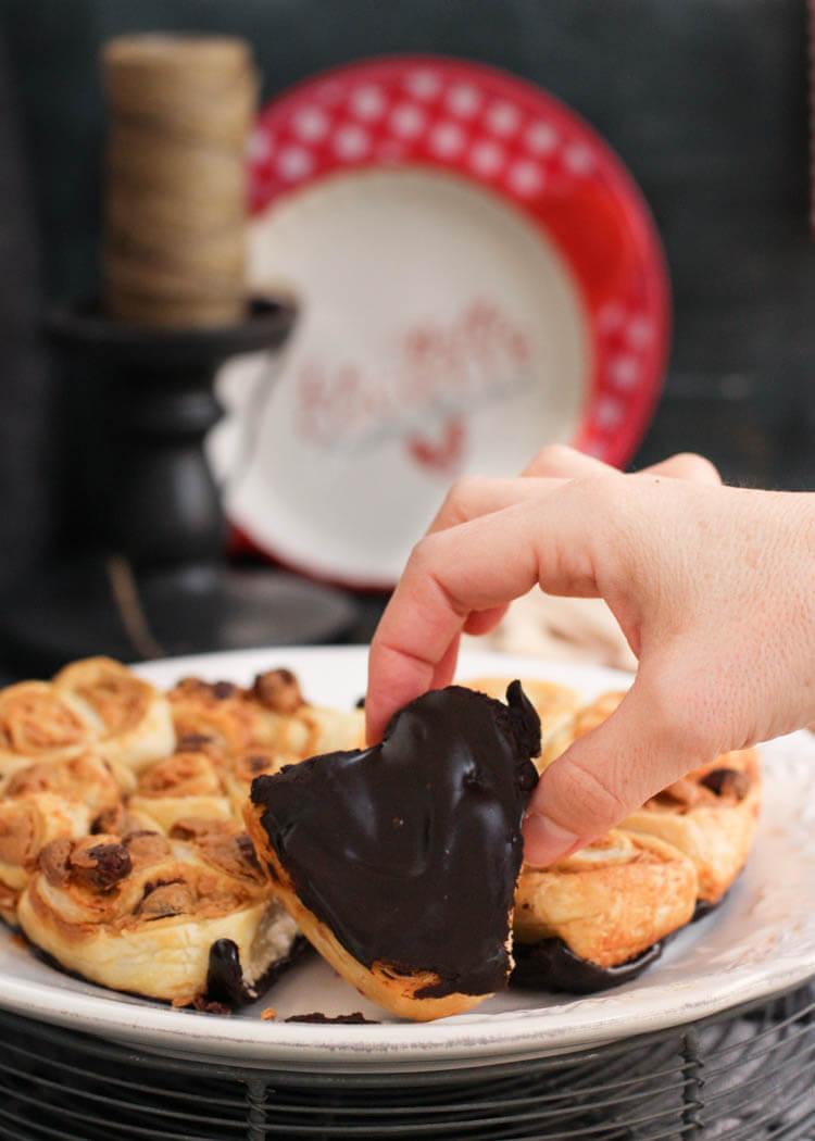 Receta de corazón de hojaldre, crema de cacahuete y chocolate