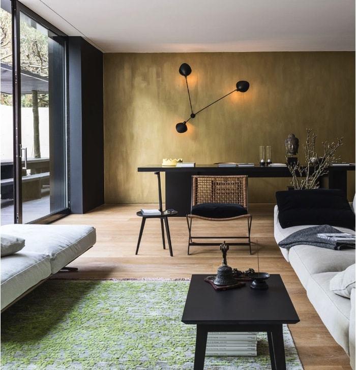 Casa de 1.200m2 - Comedor con pared dorada