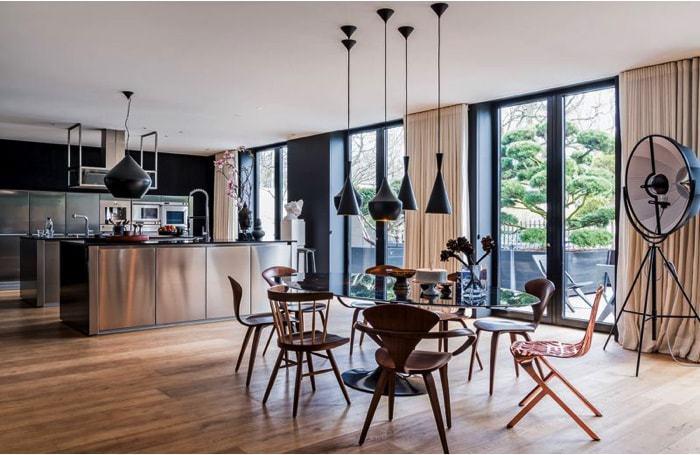 Casoplón de 1.200m2 - Vista de la cocina en acero y el comedor