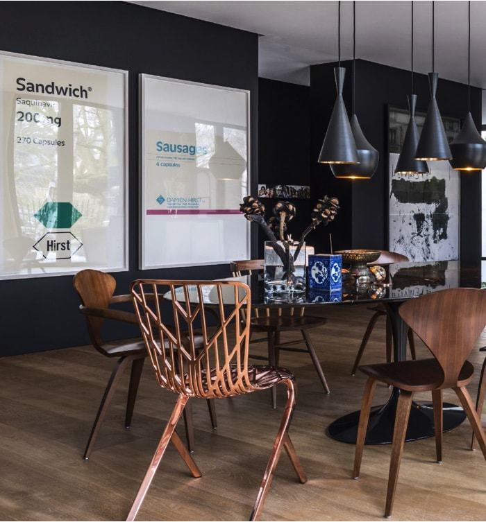 Casoplón 1.200m2 - detalle del comedor con lámparas de Dixon