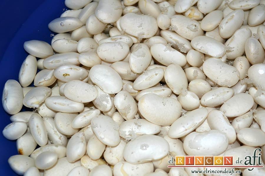 Pote asturiano, poner a remojar las judías tipo fabes el día anterior con agua fría