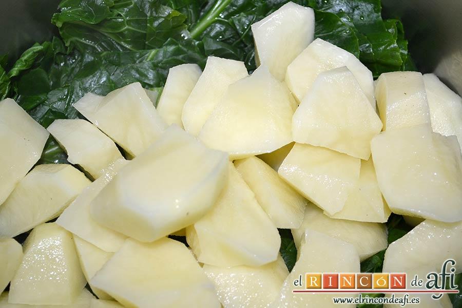 Pote asturiano, añadirlas al caldero sobre las hojas de berza