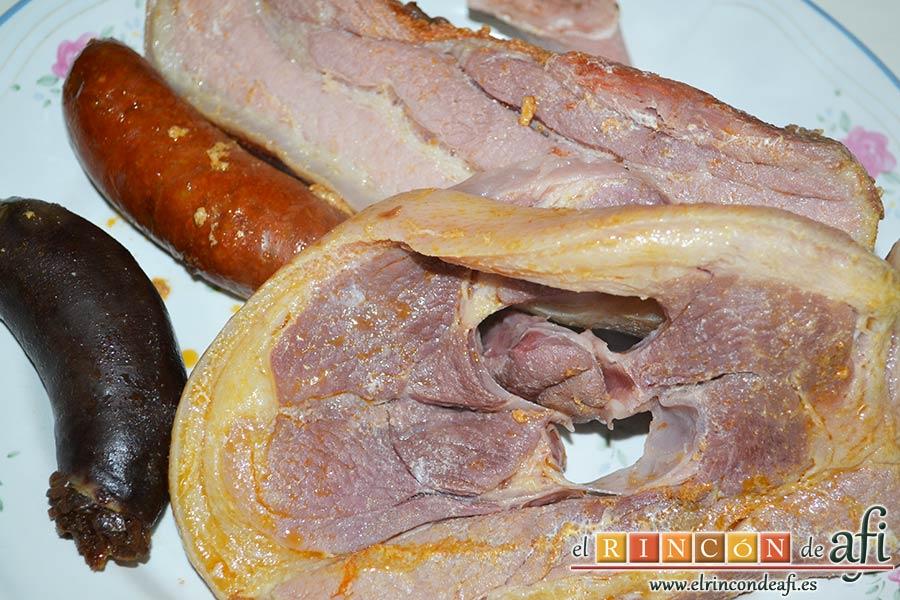 Pote asturiano, escurrir las carnes y ponerlas en un plato