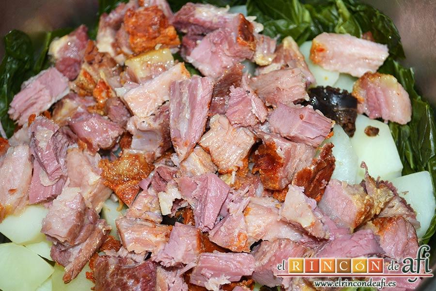 Pote asturiano, cortarlas en trocitos de bocado y volcarlas sobre las papas y las berzas