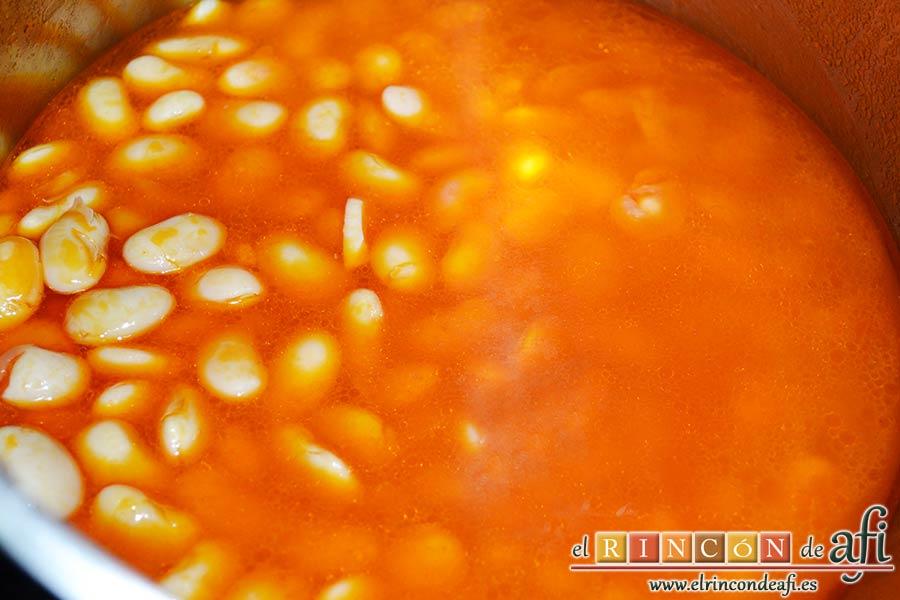 Pote asturiano, comprobar que las fabes están guisadas