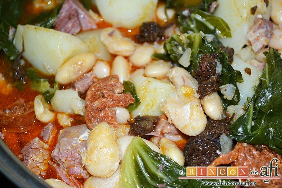 Pote asturiano, volcar sobre las carnes