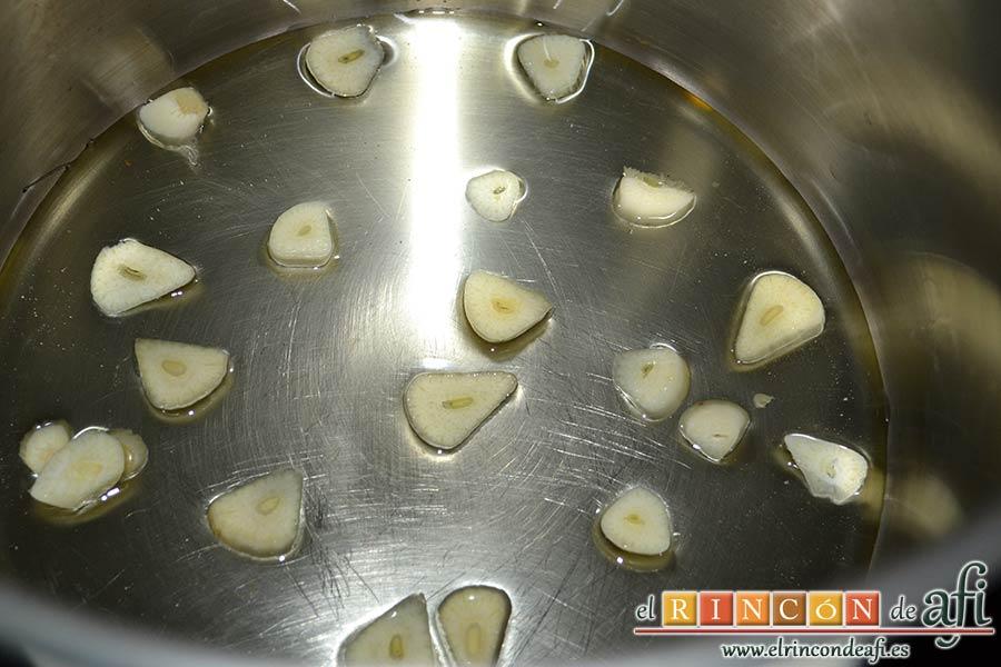Pote asturiano, picar los ajos y sofreírlos con aceite de oliva