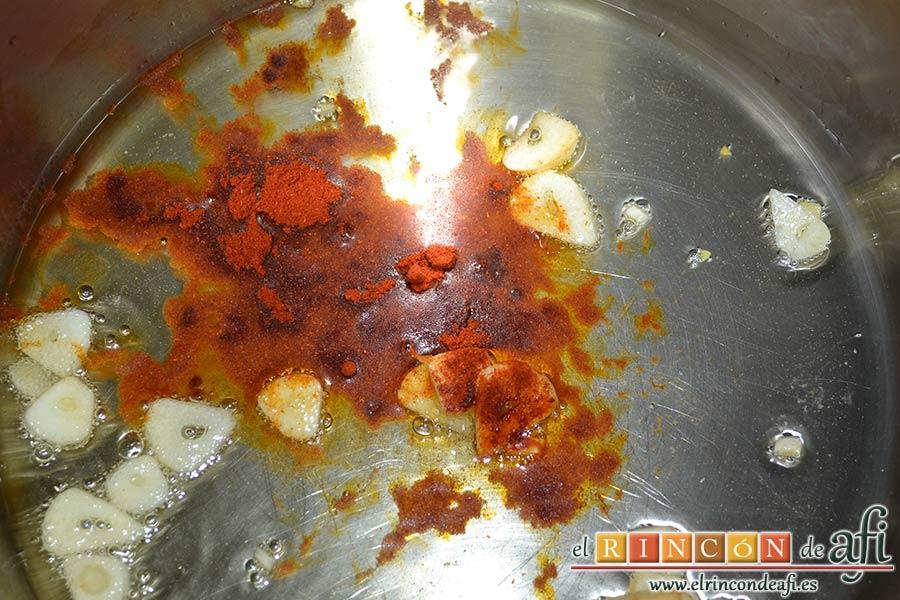 Pote asturiano, cuando empiecen a dorar retirar del fuego y añadir el pimentón