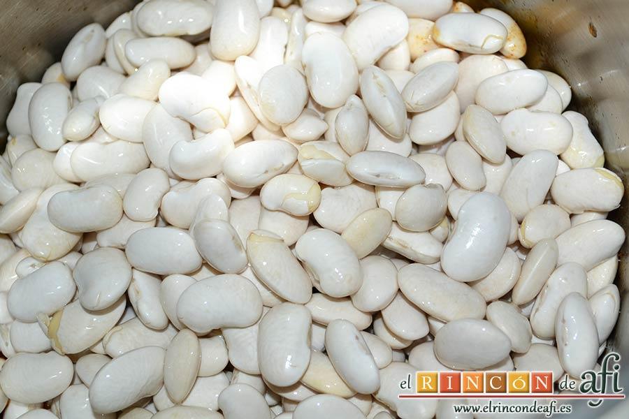 Pote asturiano, añadir las fabes escurridas al aceite con los ajos