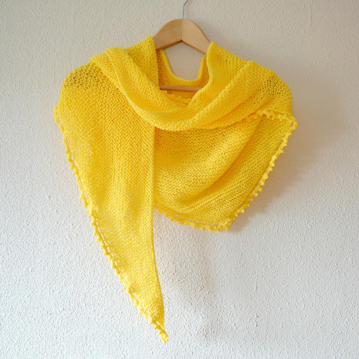 Chal triangular con borde de ganchillo by Peques