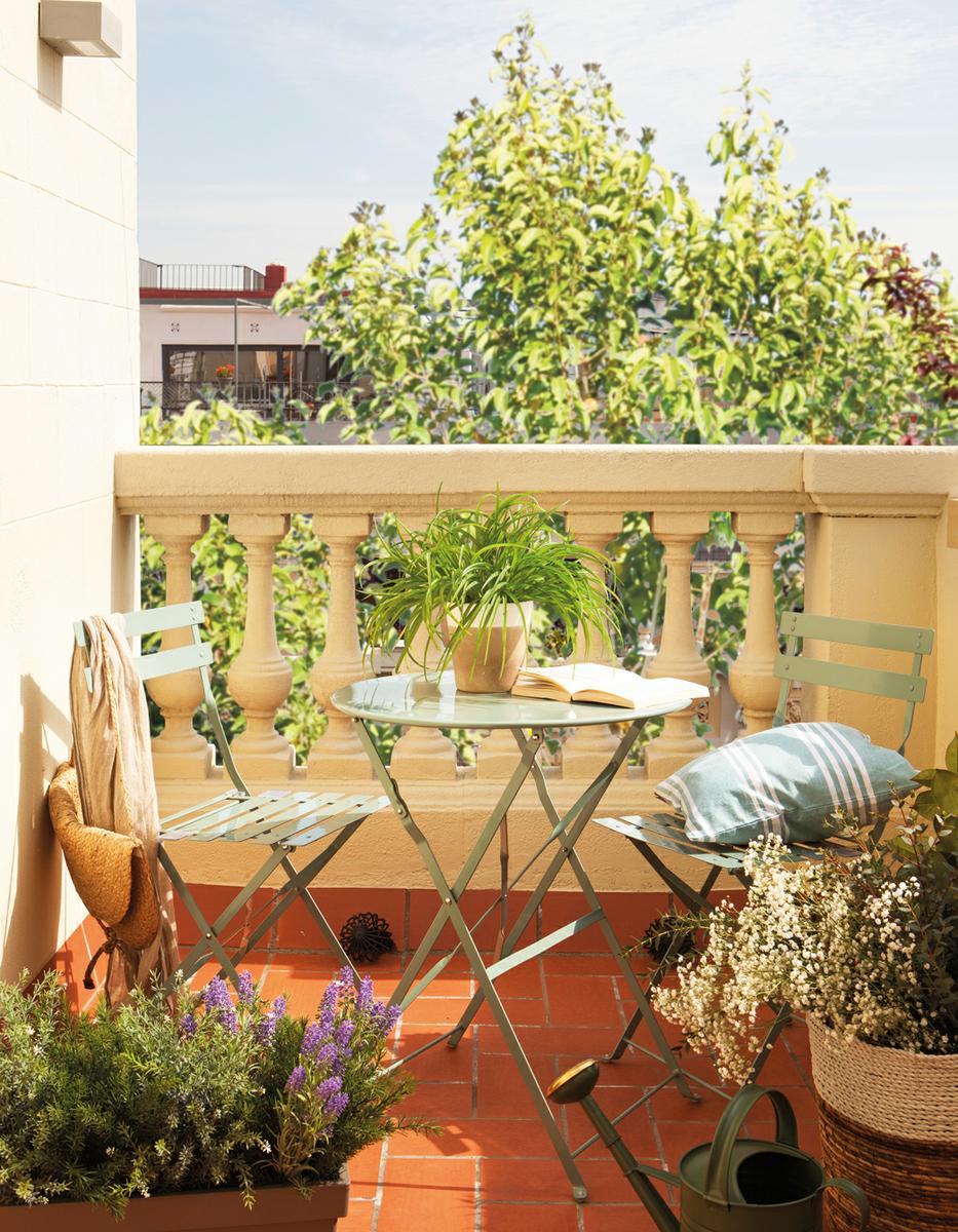 7terraza-con-plantas-y-pequena-mesa-redonda-de-exterior-00442270_828a15fe