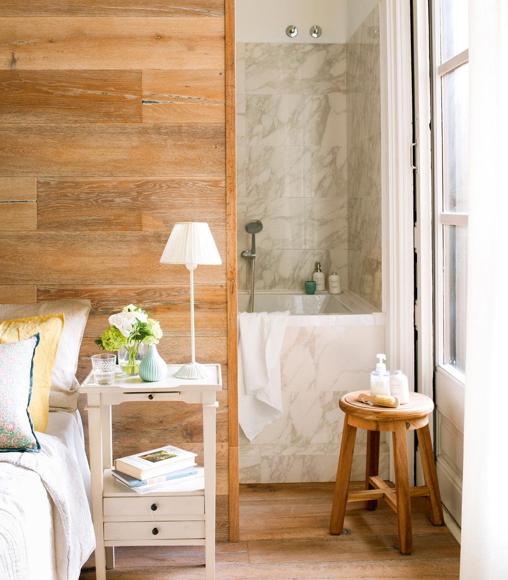 10bano-tras-el-cabecero-revestido-de-madera-con-banera-y-aplacado-de-marmol-00395787_7c4b4302