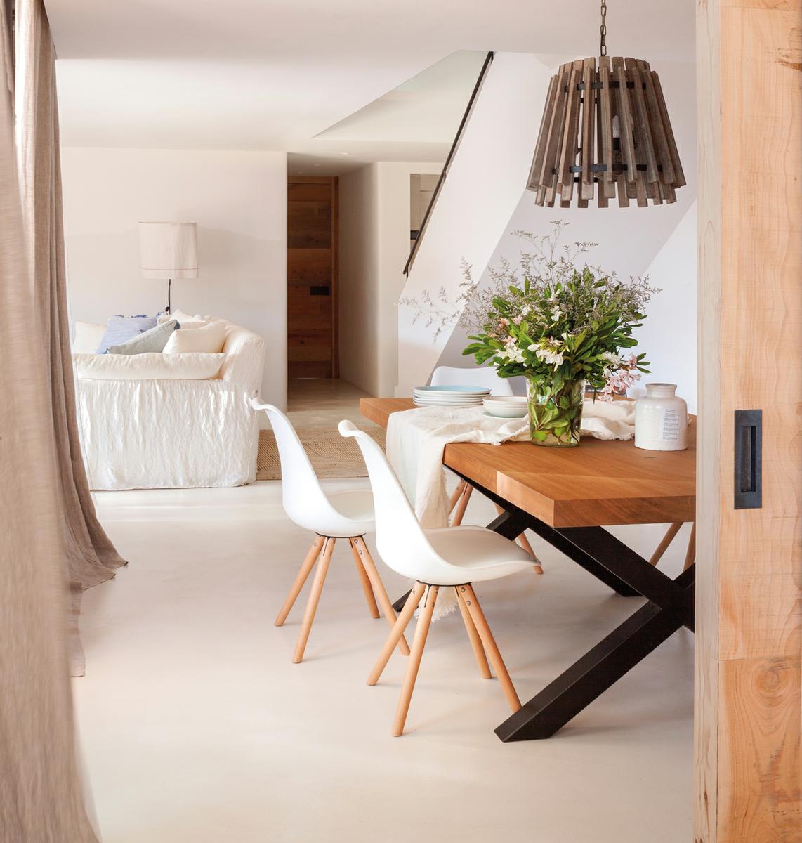 1-comedor-con-sillas-blancaas-mesa-de-madera-con-patas-negras-y-lampara-de-techo-de-fibra-natural-00436704_a37848a3