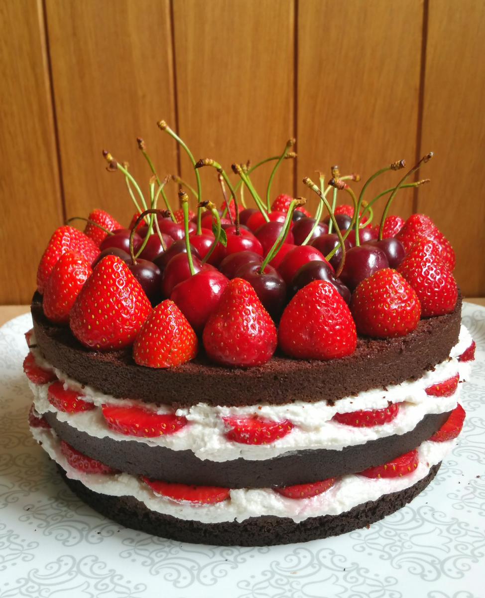 Tarta de chocolate con nata (crema de leche) de leche de coco (sin gluten, sin lácteos)