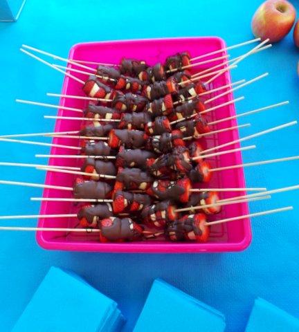 Brochetas de fruta y chocolate