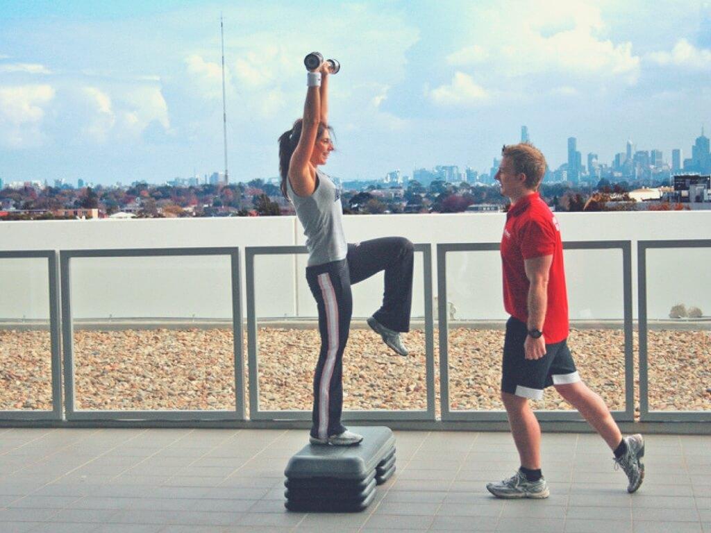 Pros y Contras de Tener Entrenador Personal