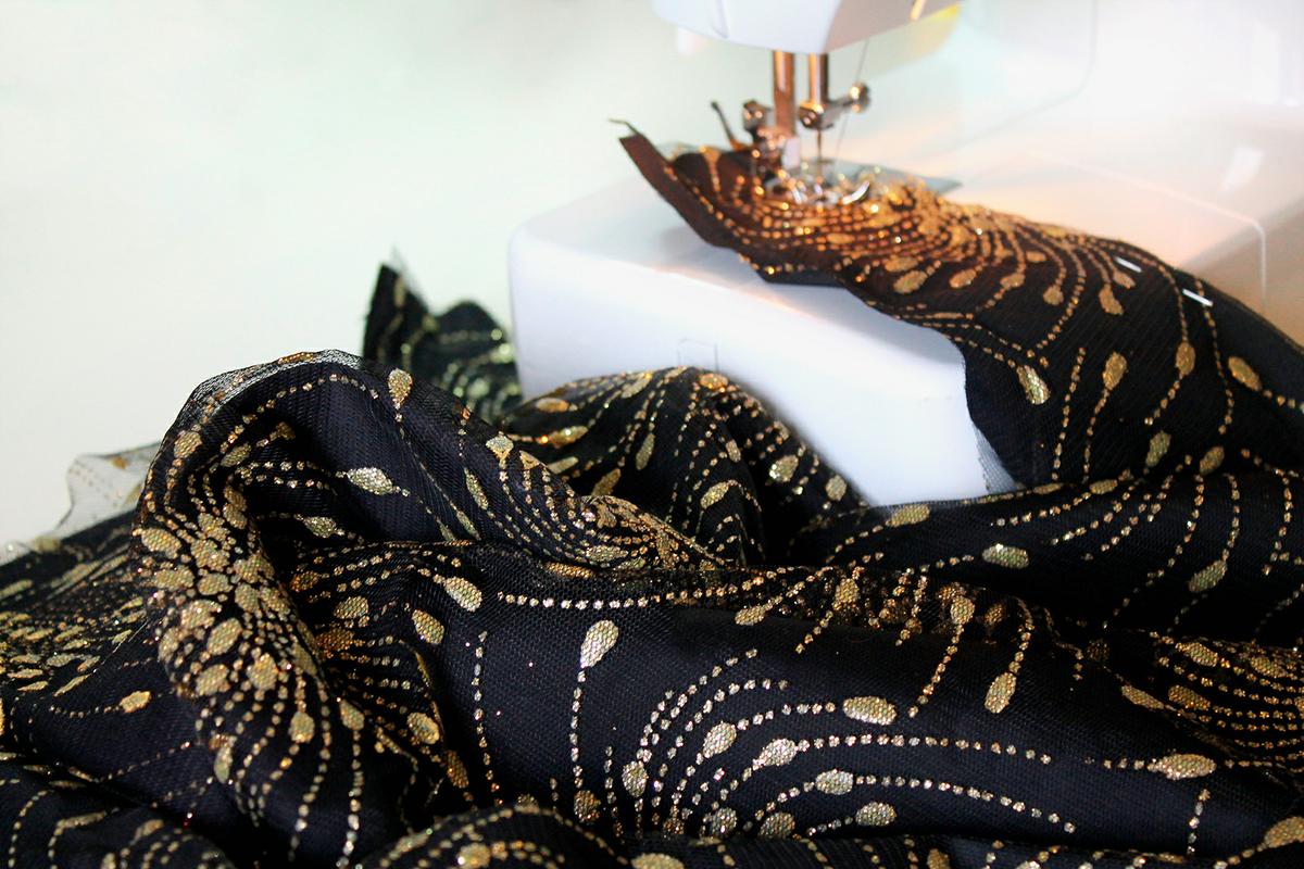 tela ribes y casals fantasia dorada negro.jpg