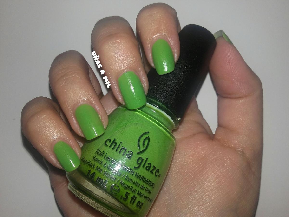 unas_a_mil_blog_nail_art_diseno_decoracion_unas_color_ano_2017_pantone_verde_greenery_esmalte_pintaunas_marca_china_glaze-1
