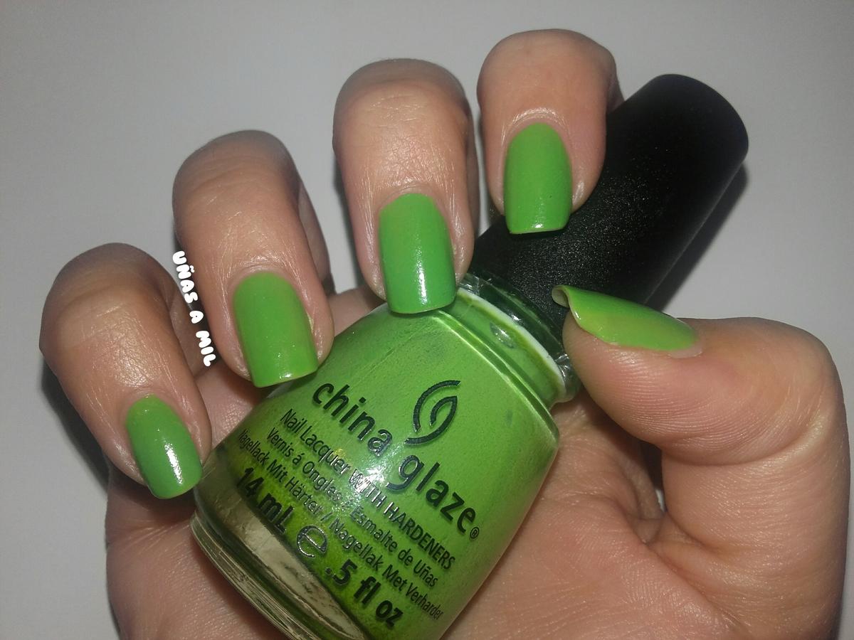 unas_a_mil_blog_nail_art_diseno_decoracion_unas_color_ano_2017_pantone_verde_greenery_esmalte_pintaunas_marca_china_glaze-2