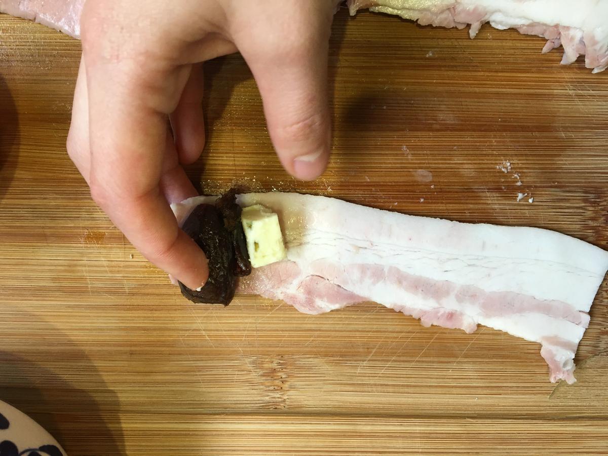 Enrolla los ingredientes con el tocino