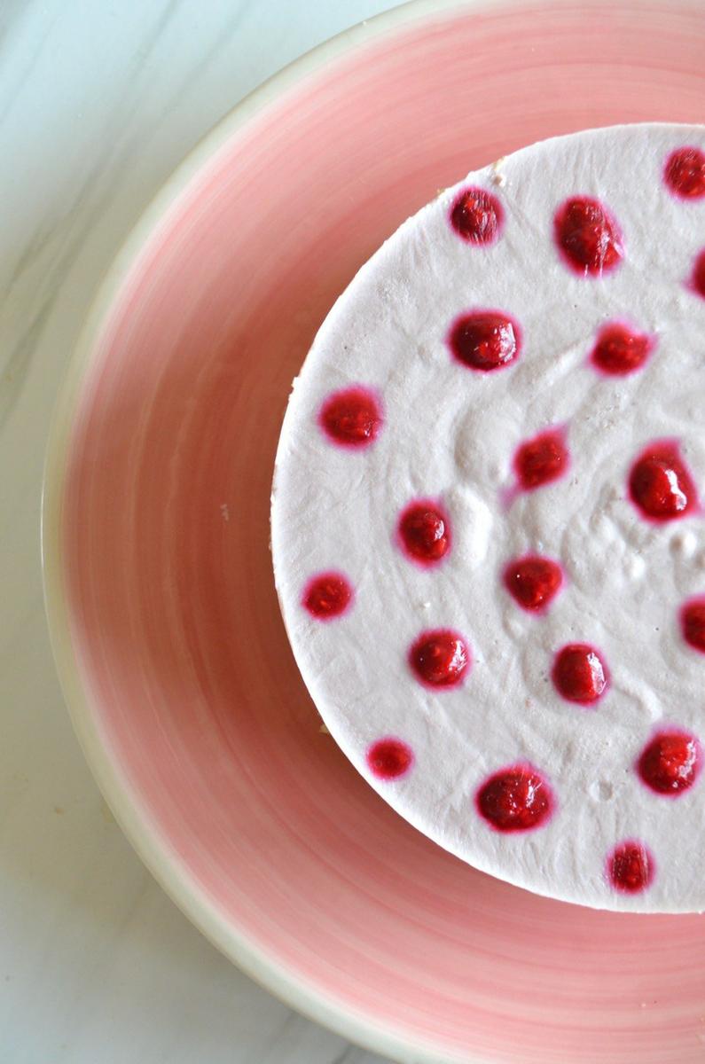 tarta mousse de fresa vegana y sin horno