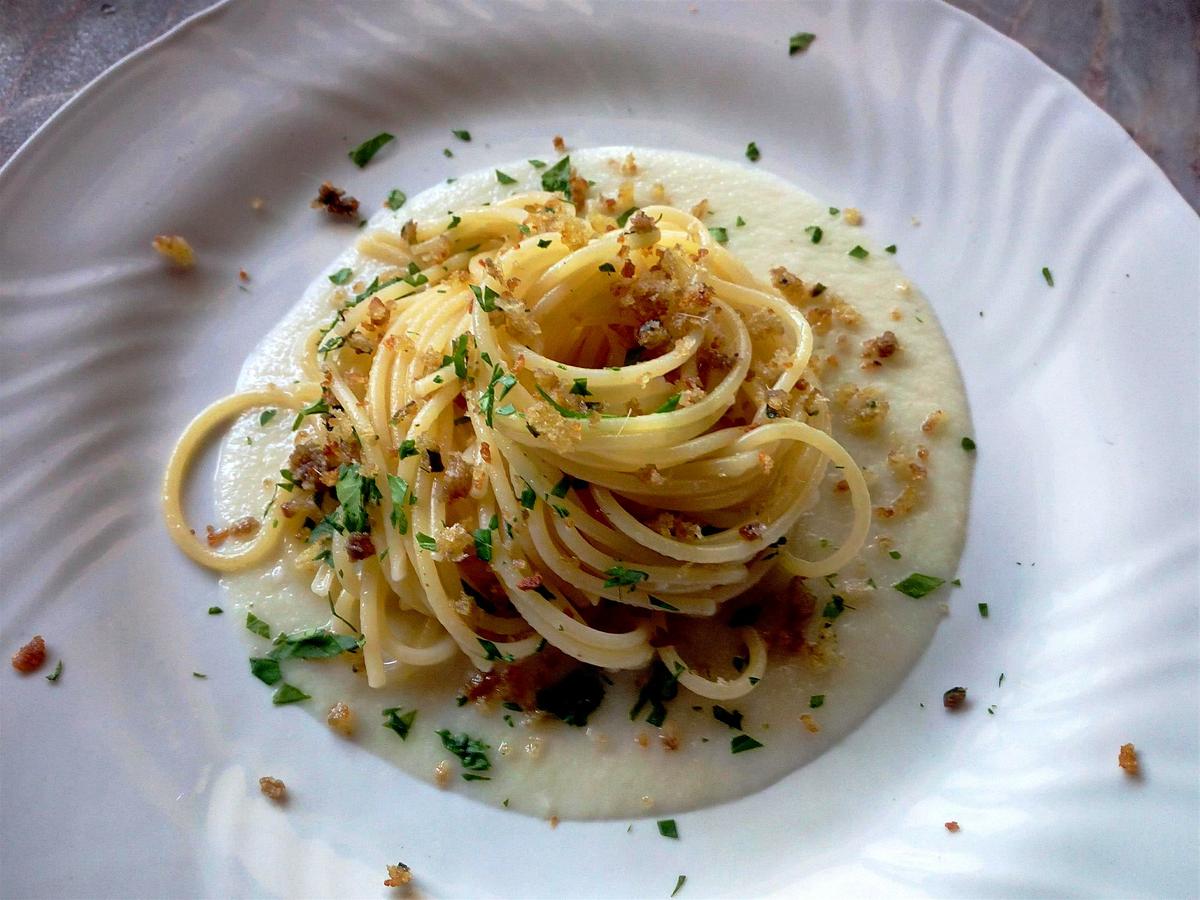 Espaguetis con crema de coliflor y anchoas - Spaghetti aglio e olio con crema di cavolfiore e pane allacciuga - Cauliflower and anchovy pasta recipe