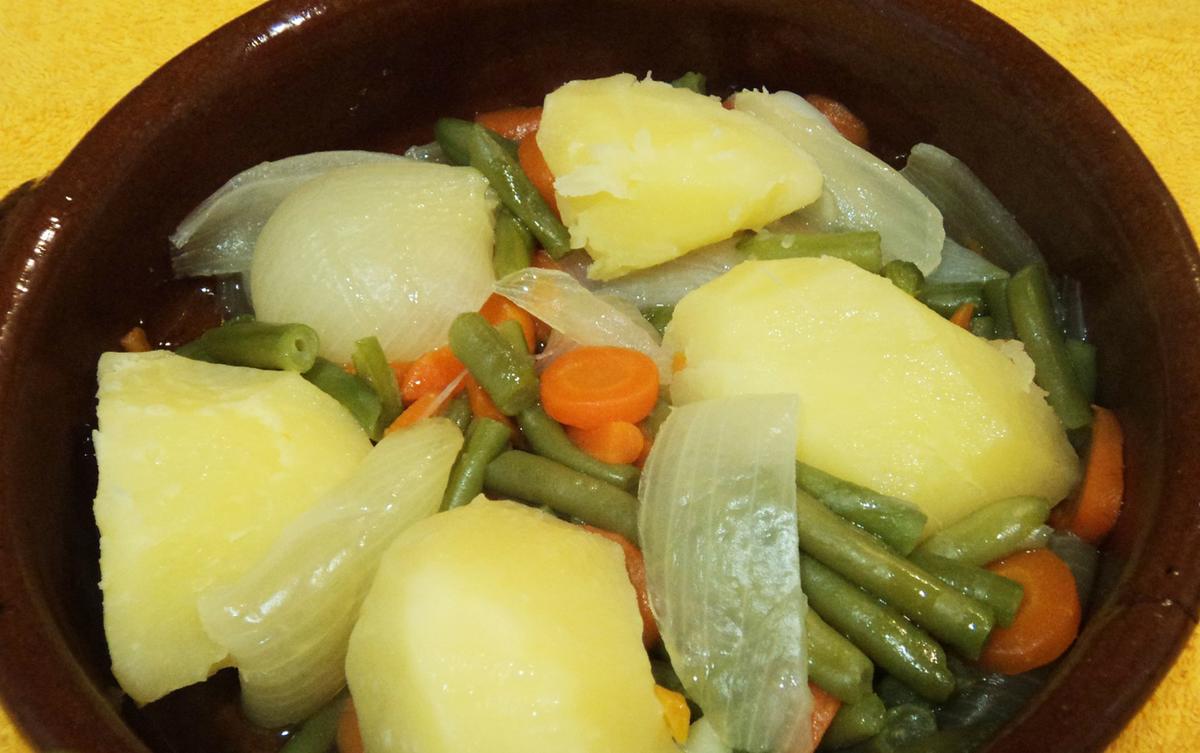 hervido con las patatas enteras