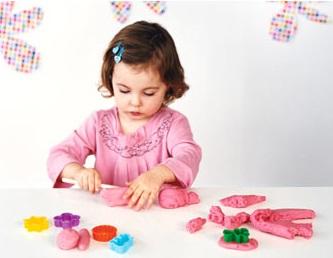 nena jugando con plastilina play doh