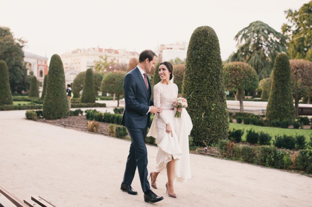 Boda urbana y elegante en el hotel Ritz de Madrid by Tu Día Perfecto Wedding Planner. Vestido de Navascués con cuerpo de encaje y cinturón rosa palo. Zapatos Gianvitto Rossi. Traje de Hugo Boss